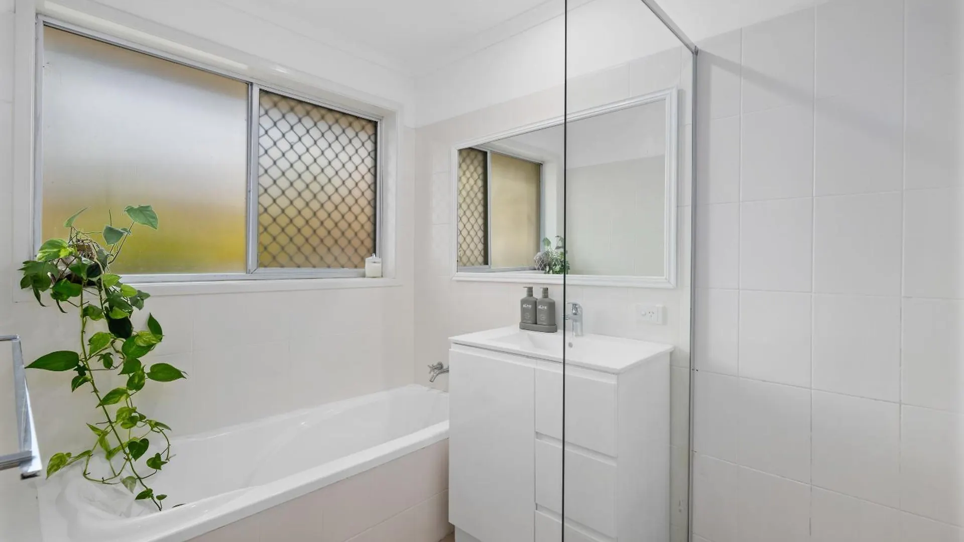 Sunshine Coast Beach House - 2 Mins Walk To Beach Villa Parrearra 0*,  Australia